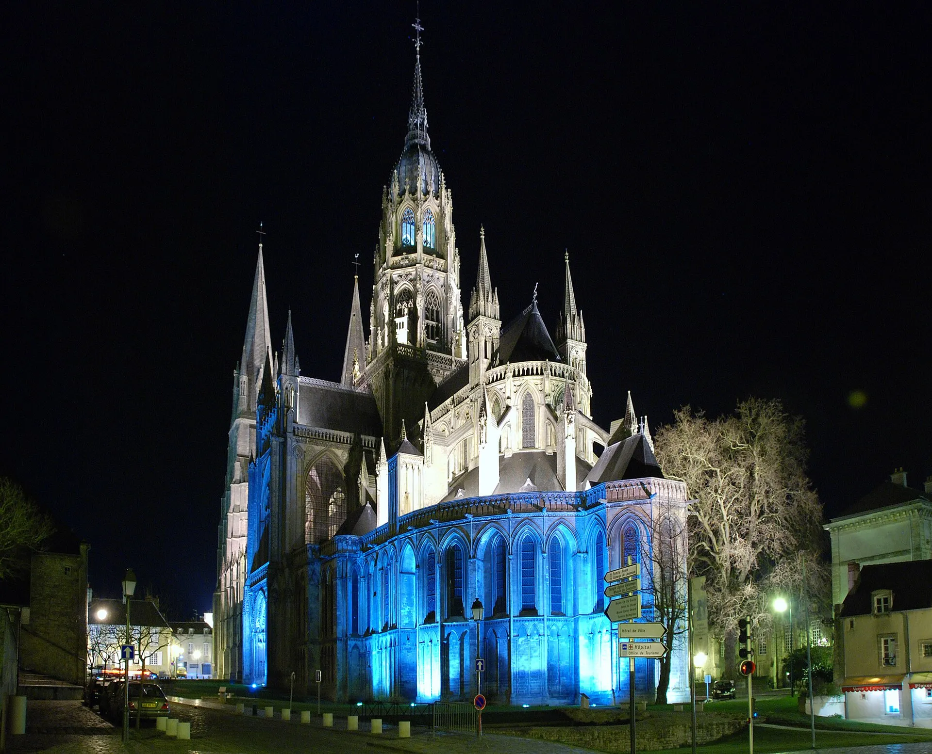Façade de la cathédrale Notre-Dame de Bayeux illuminée de nuit