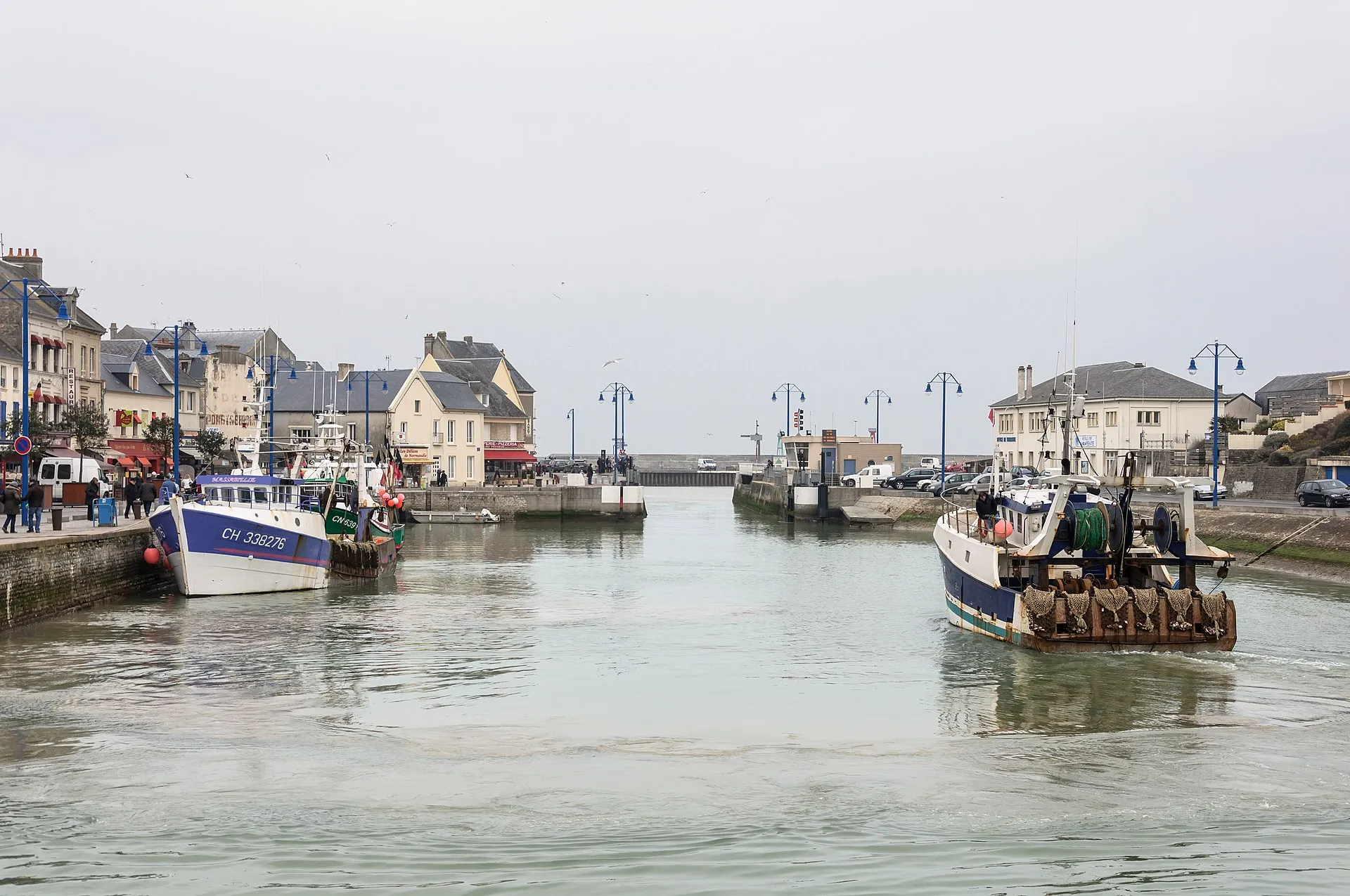 Chalutiers dans le chenal du port de pêche de Port-en-Bessin